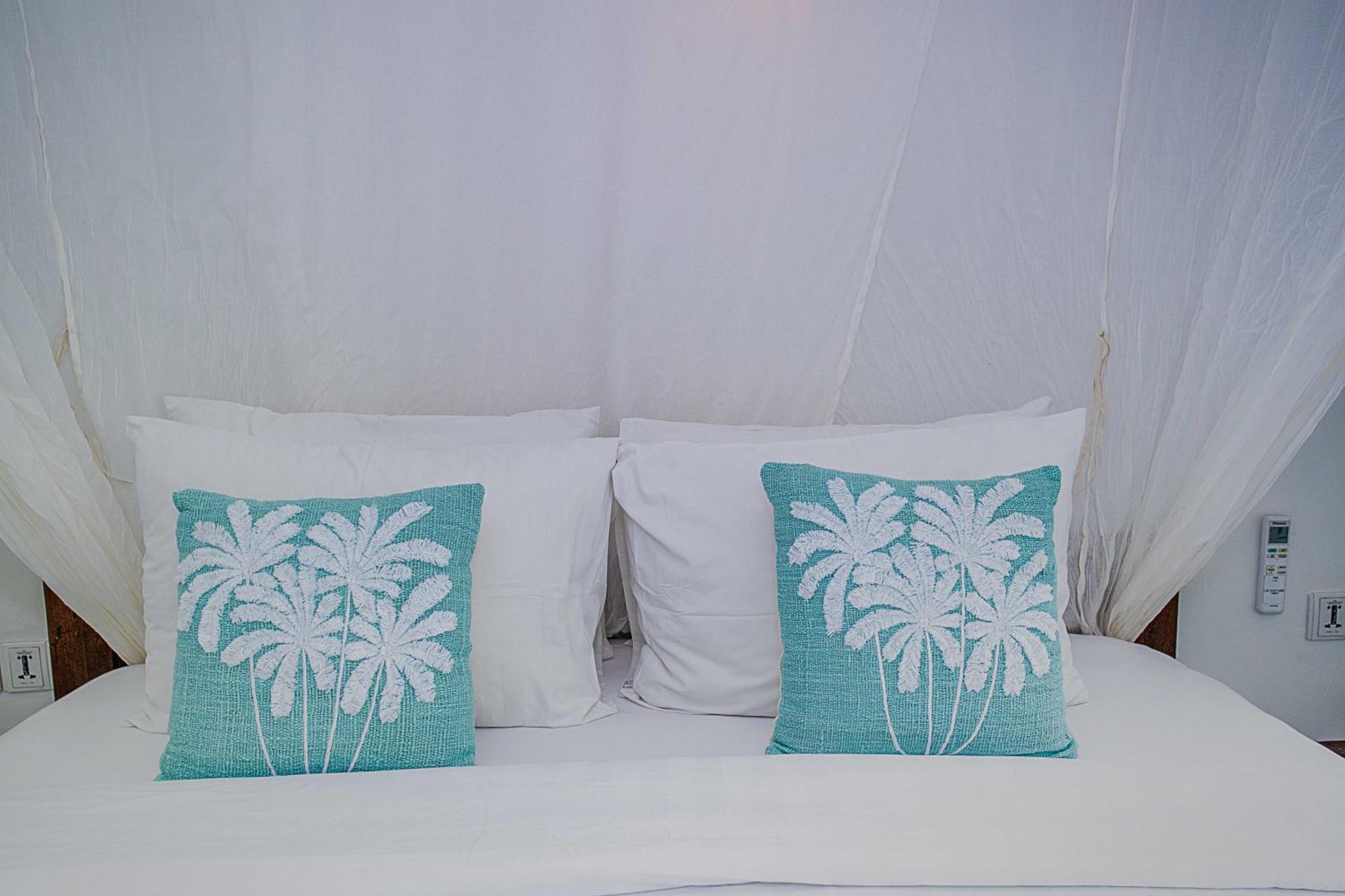 Water Blow Huts Vakantiepark Lembongan